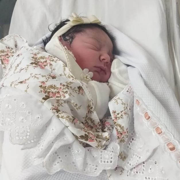 A primeira bebê de 2021
da Santa Casa de Votuporanga é Alice Viotto de Paula, que nasceu ontem, dia 1° às 12h41, pesando 4.300 kg e com 48 cm.  Os pais Mônica Viotto da Fonseca e Marlon Hilton Nascimento de Paula aqui de Votuporanga iniciam o ano com muita alegria! Desejamos muita saúde para pequena Alice!