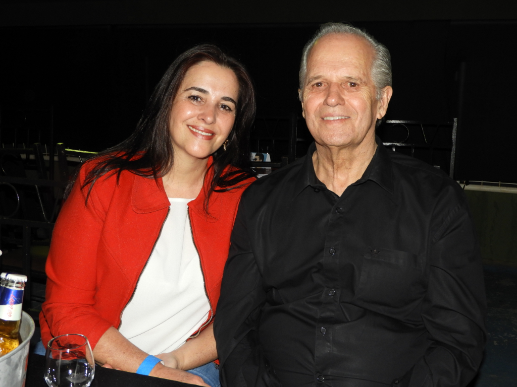 Junto com o início de um novo ano, Osvaldo Caproni comemora também o início de um novo ciclo de vida. Parabéns ao aniversariante de hoje , muita positividade e energias boas para celebrar mais um ano ao lado de familiares, amigos e em especial com sua esposa Izabel,