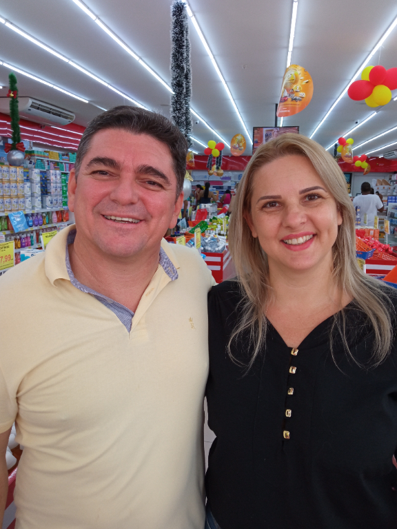 Wladimir Medeiros e sua esposa  Kellye Cristina Victorino, vive um grande momento de sucesso profissional e tem motivos de sobra para comemorar. O casal que festejou  03 anos de sucesso da
Farmácia Ultra Popular no mês de dezembro, celebra amanhã, 03, o aniversário de Kellye. Parabéns, muita saúde, paz e sucesso em sua caminhada. Feliz vida!