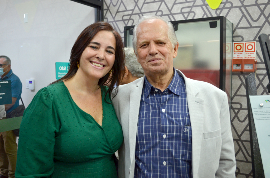 O agrônomo Osvaldo Pereira Caproni recebeu o ano novo com festa e gratidão por mais um ano de vida que ele comemorou ontem, 02 de janeiro. A esposa Isabel puxou a fila dos cumprimentos e homenagens dedicadas ao feliz aniversariante, seguidos dos cumprimentos de seus amigos e em especial de todos os colaboradores da Sicoob Credlíder, da qual Caproni é presidente. Felicidades, que sua vida seja uma soma de bênçãos e de vitórias, para você desfrutar seus dias com muita saúde e alegria