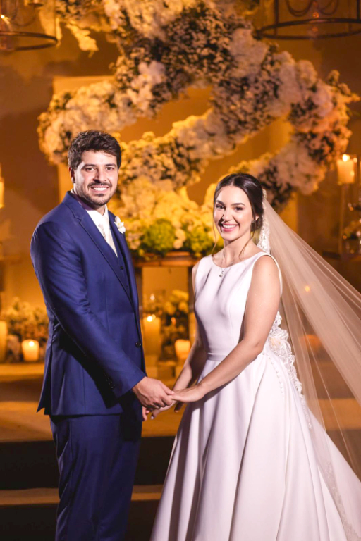 Ano Novo e idade nova para o jovem empresário Arthur Arado Anzai, que comemorou seu aniversário no dia de ontem (02), que celebrou a data tão especial, ao lado de sua amada esposa Dra. Bruna Dornelas e rodeado do amor e carinho que ele recebeu de seus pais Carlos Anzai e Claudia Arado Anzai. Parabéns Arthur, que seu sorriso lindo continue iluminando seu caminho e levando alegria para todos ao seu redor. Desejamos muita saúde, paz e que este seja o início de um ano incrível