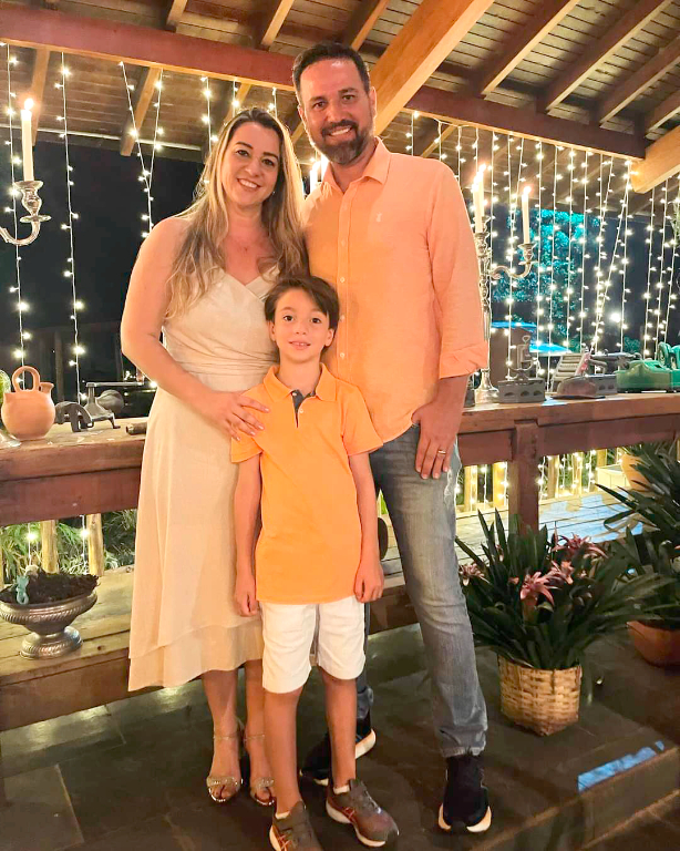 Érica Chiqueto Mota com seu marido Elias Mota e seu filho João Luís, reunidos com amigos e familiares para juntos celebrarem a alegria de dizer “Adeus Ano Velho e Feliz Ano Novo” 