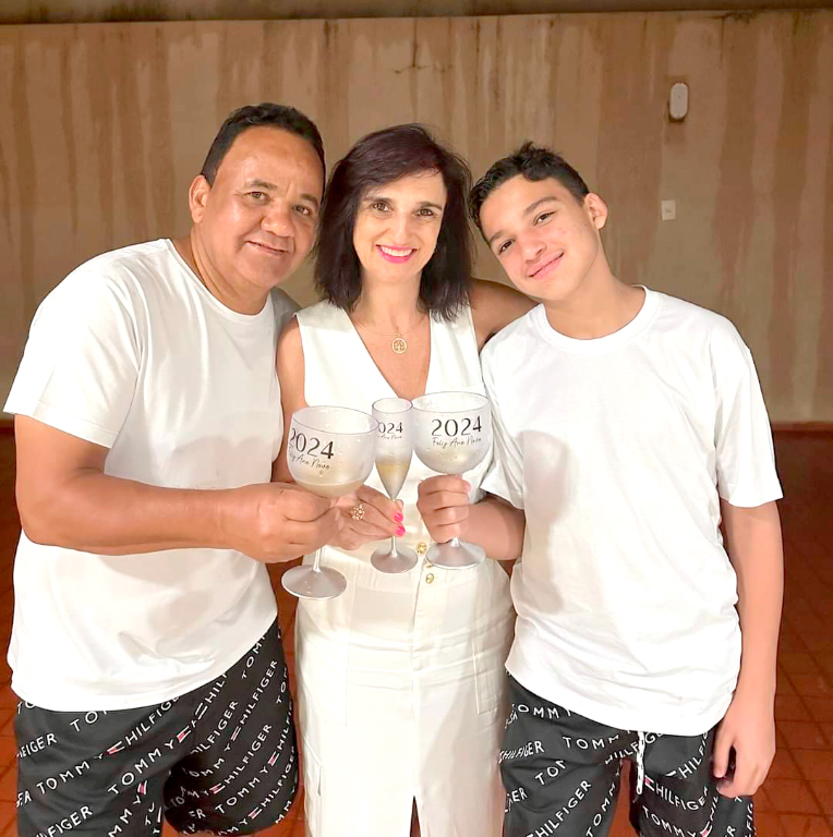 Um belíssimo registro de Didi Santos, Mara Maroeli e o filho Diogo. A família unida, envolvida em uma atmosfera de muito amor e paz, para juntos receber com muita alegria e positividade o novo ano que acabou de chegar