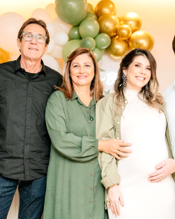 Dia festivo hoje para Marilda Prates Guelfi, que soma mais um ano de vida e comemora esta dádiva divina junto à sua família e amigos. A homenagem especial ela ganha de seu marido Milton Antonio Guelfi, demais familiares e amigos. Parabéns e felicidades à aniversariante, que seja outro ano de muitas conquistas e alegrias, que ao seu lado permaneçam somente pessoas queridas que compartilhem o amor e a harmonia da amizade. Na foto, Marilda, com seu esposo Milton, e sua filha Ana Carolina 