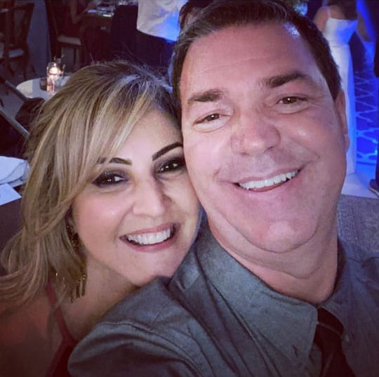 E o dia amanheceu feliz para Kátia Nogueira de Castro Dornelas que comemora mais um ano de vida hoje, e recebe os parabéns de seu marido o empresário Valmir Dornelas e de suas filhas Bruna e Amanda e de toda sua família e amigos. Parabéns à feliz aniversariante e que o novo ciclo venha recheado com toda sorte de bênçãos! 