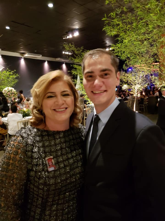 Hoje é dia de “parabéns a você” para Gabriel Tonanni Riva que comemora seu aniversário juntamente com sua família e amigos. O carinho especial ele recebe de sua mãe Daniella Riva, com ele na foto. Parabéns ao feliz aniversariante.