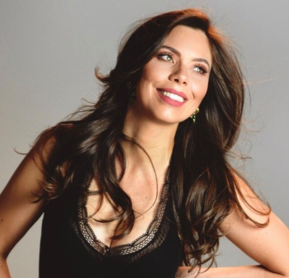 A arquiteta Débora Cristina Caivano Zuniga esposa do médico Hamilton Zuniga Veloso da Costa, ganha abraços e cumprimentos no dia de hoje em comemoração ao seu aniversário. Parabéns Débora, Feliz vida!