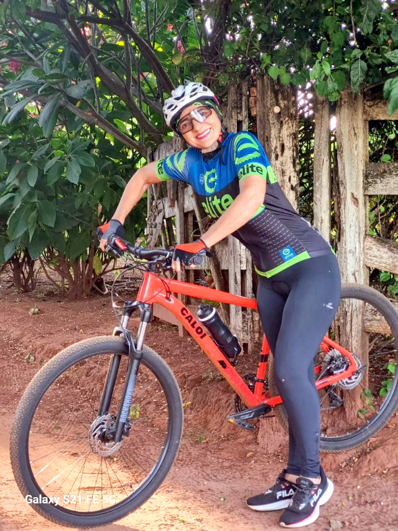 A ciclista Arlete Mendes Riva comemora a chegada de um novo ciclo de vida nesta quarta-feira, (2) e celebra a alegria da data querida recebendo os abraços carinhosos de sua família e amigos. O carinho especial ela ganha de seu marido Amilar Riva, de quem ganha todo o amor e carinho pela data festiva. Parabéns à feliz aniversariante, desejamos muita saúde e muitos anos de vida, abençoados e felizes. Feliz aniversário!