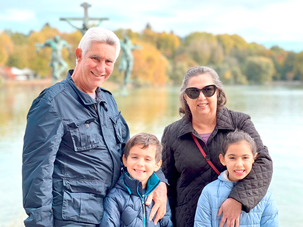 Laudemir Martinez, assume idade nova, na próxima segunda-feira (8), quando comemora a chegada de um novo ciclo de vida. O feliz aniversariante comemora a data festiva cercada pelo amor e carinho de seus netinhos Lucas e Olivia, com ele na foto, e recebe todo o amor e afeto de sua esposa Eliana Leonel, de suas filhas Gabi e Manu e dos genros Fábio e Fernando. Parabéns e muitas felicidades! Que a vida continue te presenteando com muito amor, saúde, amizade e muita paz