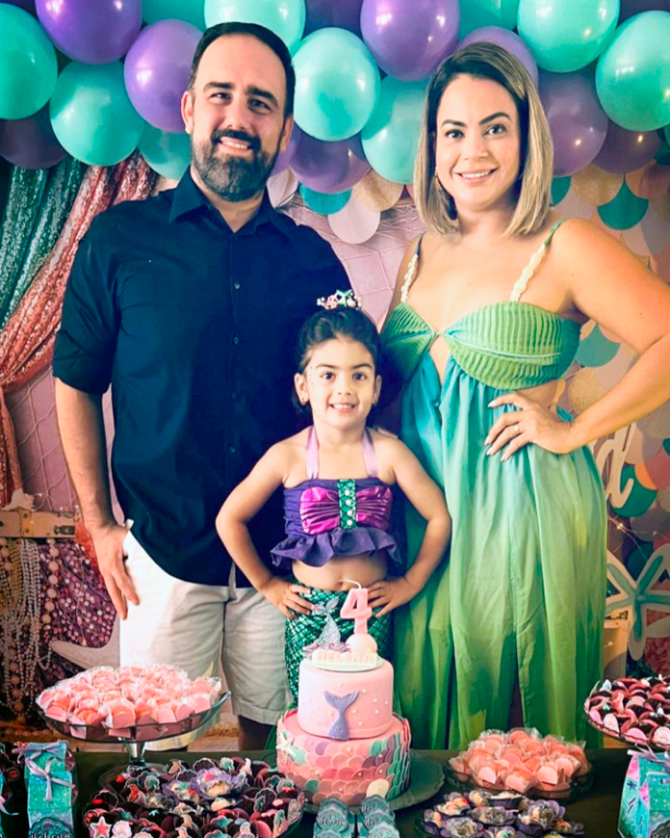 A semana começa com festa para Eduardo Albertoni, que comemora seu aniversário na próxima segunda-feira (8). O feliz aniversariante celebra a data cercada pelo carinho de sua esposa Samaris e sua filha Helena, juntas com ele na foto, e recebe o abraço caloroso de seus amigos e familiares, que lhe desejam muitas felicidades e conquistas nesta nova etapa da vida. Desejamos um dia lindo e uma vida esplêndida! Que seu novo ano de vida seja leve, feliz e abençoado! 