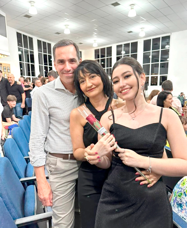 Marcelo Casseb e sua mulher Eliana, estão explodindo de orgulho da filha Bia Casseb que foi aprovada no vestibular de medicina. Bia concluiu em dezembro do ano passado os estudos do 2º grau do ensino médio e já foi aprovada em medicina, sem necessidade de cursinho preparatório. Parabéns Bia por esta conquista, que sua nova etapa de estudos seja coroada de sucessos e vitórias 