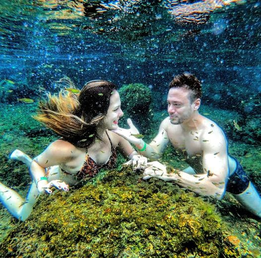 Registro mais que especial para o casal de namorados apaixonados, Mariana Rocha e Bruno Bisse, que foram “turistar” em Lagoa Santa um dia desses para desvendar os mistérios das águas cristalinas deste lindo lugar. Arrasaram no registro fotográfico.