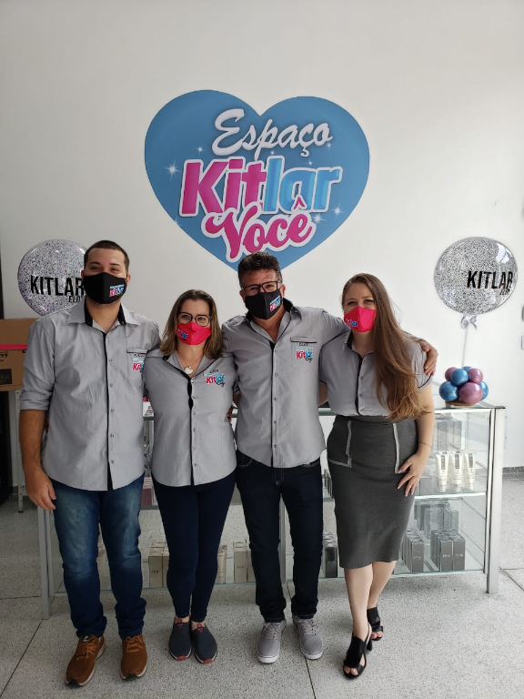 A Família KITLAR em manhã de inauguração de sua nova loja. Na foto, Eloy e sua esposa Léia ao centro, juntamente aos filhos Kaíque e Jade.