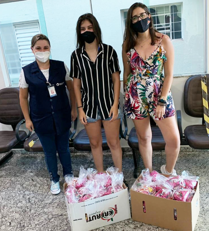 As amigas Juliana Canolla do Amaral e Maryangela Munhoz se uniram em prol do bem. Na última semana de 2020, elas doaram para as alas da Pediatria e Maternidade da Santa Casa mais de 50 kits com balas, doces e pipoca. Foi uma ação para alegrar e adoçar a tarde dos pacientes e colaboradores! Uma boa dica para iniciarmos o ano com atitudes que vão somar positivamente na vida do próximo. Faça o bem sem olhar a quem, simples assim.