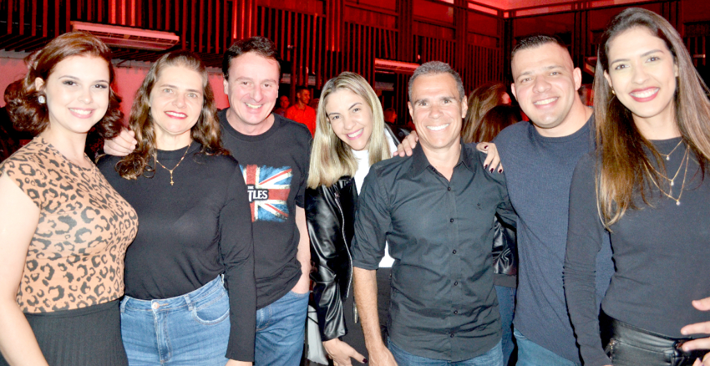 Poliana Fuster de Paiva, Mariene da Cruz Sartori, Juliano Comar, Ana Maria de Sales Leite, Carlos José Silveira Leite, Altair Formentão Neto e Ana Paula Malavazzi. Galera pra lá de animada curtindo “Uma noite em Liverpool”, um tremendo show que aconteceu no dia 19 de maio no Votuporanga Clube e reuniu os amantes do bom e velho Rock Rool