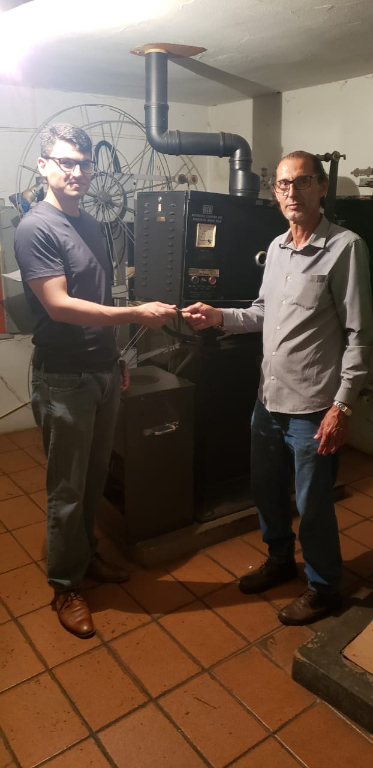 E a última cena da história do Claudinho do cinema está registrada nesta foto, onde ocorre a entrega oficial das chaves do estabelecimento após sua última sessão frente ao Cine Votuporanga. O comando agora é de Bruno Arena, que promete nos trazer um espaço totalmente reformado, confortável e moderno para aqueles que curtem o escurinho do cinema. Em março teremos reinauguração em grande estilo. Vamos aguardar!