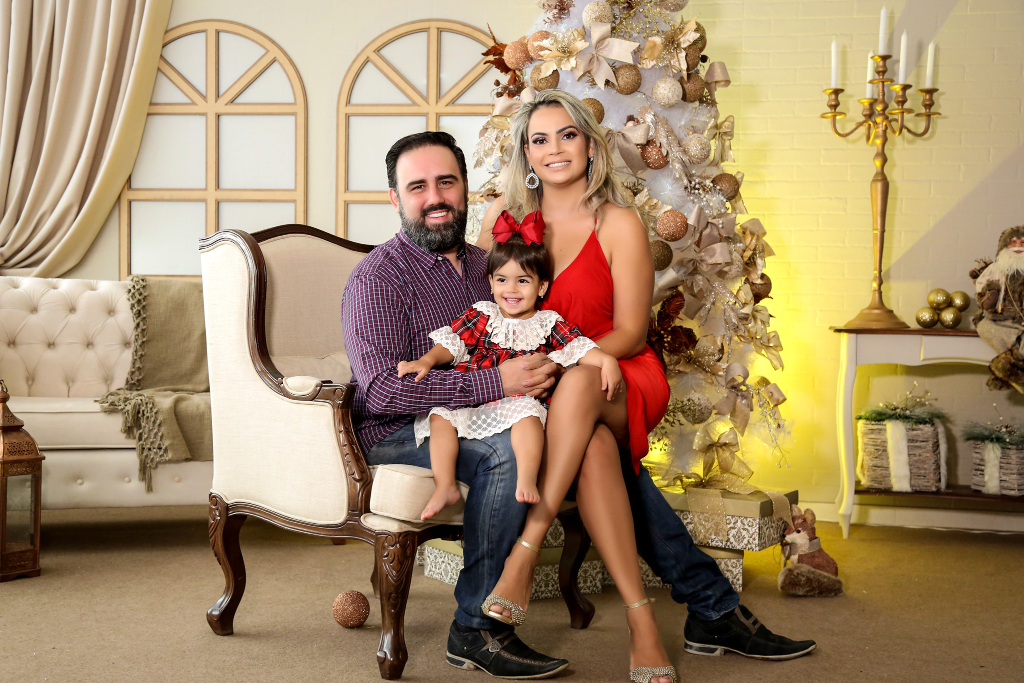 Eduardo Albertoni é o feliz aniversariante de hoje, e a data será comemorada com amigos e familiares. A homenagem especial fica a cargo de sua esposa Samaris e sua linda filhinha Helena, com ele na foto. Parabéns Eduardo, feliz vida!