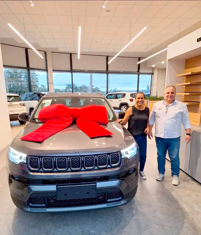 A Concessionária Alma Jeep de Votuporanga parabeniza a Telma da FRULEV que recebeu as chaves de seu novo Jeep Compass 0KM que ela acabou de aquirir na revenda Jeep aqui da cidade. Parabéns Telma, que este veículo te conduza por caminhos seguros e felizes