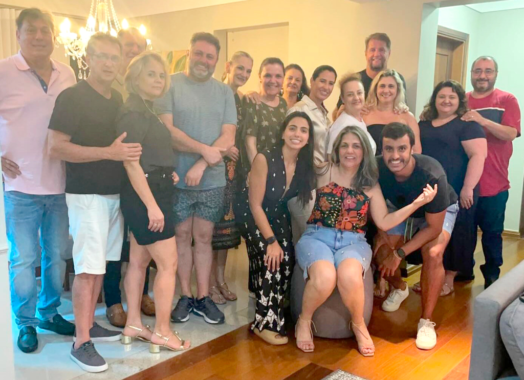 Esmeralda Gavioli Fernandes foi surpreendida pelos amigos e familiares que preparam uma bela e agradável surpresa festiva para comemorar o aniversário dela que ocorreu na data de ontem. O encontro foi alegre, repleto de sorrisos, e sabores deliciosos para rechear essa data em que Esmeralda celebrou mais um ano de vida, com muita saúde, alegria e sorrisos que é a sua marca registrada. Na foto a feliz aniversariante cercada pelo amor e carinho de seus amigos e familiares