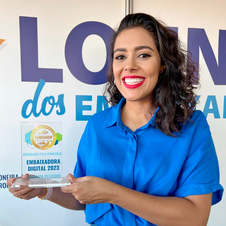 Monaliza Pelicione, jornalista do agronegócio e embaixadora da Agrishow, a maior feira do agronegócio da América Latina, está arrasando na cobertura em Ribeirão Preto. A feira começou anteontem e Monaliza está dando um verdadeiro show de apresentação e participação junto aos expositores participantes da feira. Monaliza é agro, Monaliza é pop, Monaliza é Tec e é votuporanguense, gente nossa se projetando e valorizando os profissionais da nossa terra

