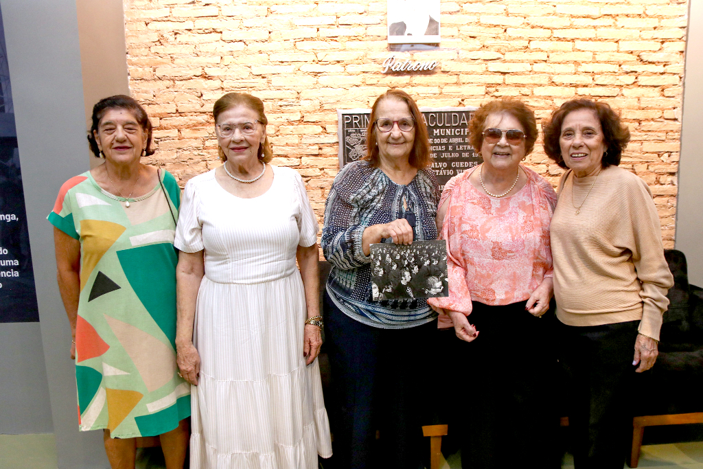 Um momento de profunda emoção e merecido reconhecimento! Na manhã da última quarta-feira, durante a cerimônia em comemoração aos 59 anos da UNIFEV, foram homenageadas com grande honra as educadoras Bernadete Gossn Dezan, Maria Júlia, Célia Beretta, Daisy Góes Lievana e Esmeralda da Cruz Thomé — integrantes da primeira turma de formandos de 1970, que colaram grau em Pedagogia pela então Fundação Educacional de Votuporanga. Com sorrisos no rosto e o coração repleto de gratidão, as homenageadas reviveram um capítulo marcante de suas trajetórias, relembrando com carinho os caminhos que ajudaram a construir os alicerces da educação em nossa cidade. Um tributo à dedicação e ao legado de quem fez história na educação de nossa gente. 