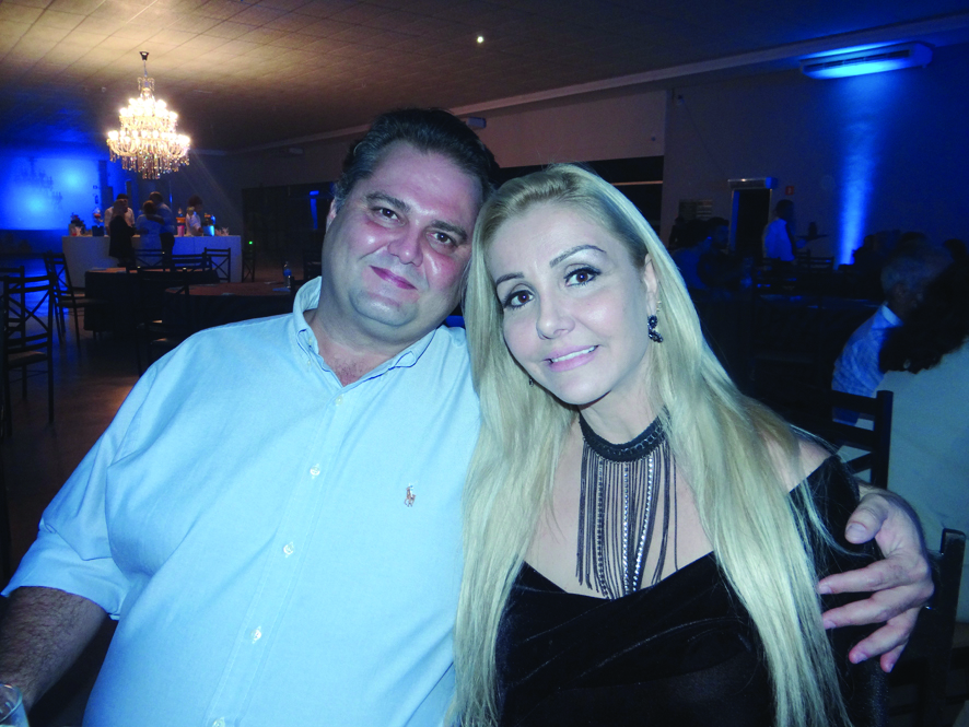 Fernando Castrechini esta na lista de aniversariantes do dia. A esposa Renata (foto) é quem puxa os “parabéns a você” nesta data especial