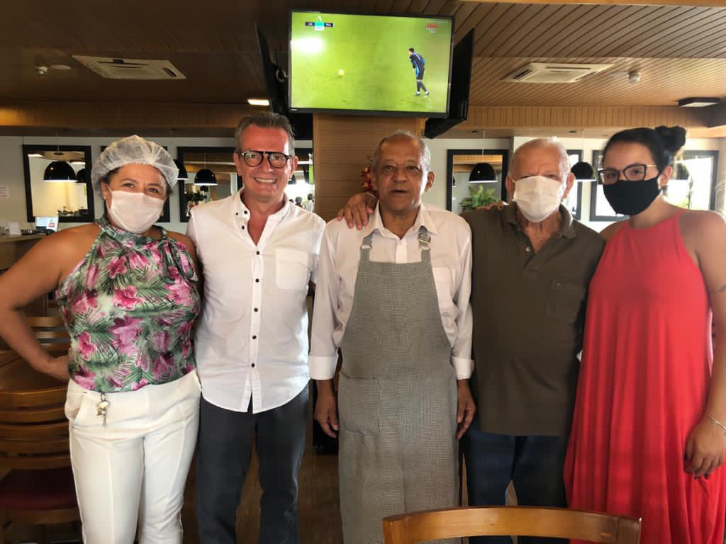 E falando em Garfus, ontem foi a despedida oficial do Dominguinhos ede Seu Élcio (pai do Juninho). O restaurante sofrerá uma baixaconsiderável de carisma e simpatia desses dois queridos que tinham prazer em bem servir a todos os clientes do Garfus. Bom descanso, agora é hora de desacelerar e aproveitar os bons momentos da vida. Sentiremos falta, mas entendemos.