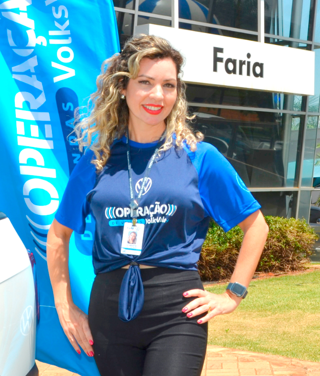 A supervisora de vendas da concessionária Faria Veículos, Grasiana Marchi, é a feliz aniversariante de hoje. Ela recebe os cumprimentos de seus amigos e familiares e também de seus colegas de trabalho da Faria. O carinho especial ela recebe de seu marido João Marchi e de seu filho Enzo. Parabéns Grasi, desejamos um dia lindo e uma vida esplêndida! Que seu novo ano de vida seja leve, feliz e abençoado! 