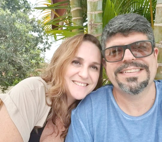 A coluna registra o aniversário do engenheiro Ambiental e Superintendente da SAEV, dr. Gustavo Gallo Vilela, que celebra mais um ano de vida neste domingo (3) e recebe as felicitações de sua família, amigos e o carinho especial de sua esposa Juliana Monteiro, que lidera a fila dos cumprimentos. Parabéns, Gustavo, que este novo capítulo da sua vida seja repleto de amor, alegria, realizações e momentos memoráveis.