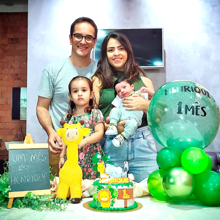 Leonardo Diegues celebra mais um ano de vida neste sábado (2) e recebe o abraço especial de sua família e o abraço caloroso de seus amigos de trabalho da corporação de Bombeiros de Votuporanga. Sua esposa Camila Diegues e seus filhos Ana e Henrique ficam com a responsabilidade de proporcionar um dia incrível e cheio de amor para o patriarca da família. Parabéns, Léo, desejamos muitos anos de vida, abençoados, felizes e prósperos. Feliz dia e feliz idade nova.