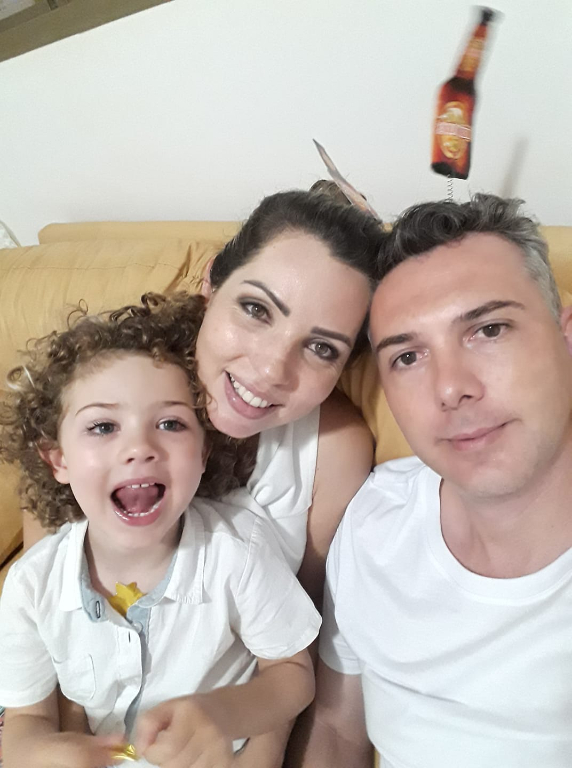 Grasiana Marchi é a feliz aniversariante do dia. A supervisora de vendas da Faria Veículos será alvo de cumprimentos de amigos e familiares. A homenagem especial será de seu marido João Carlos  Marchi e o filho Enzo. Parabéns Grasi, feliz vida!