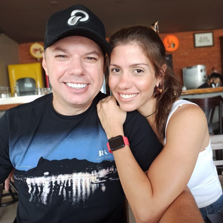 Edilberto Fiorentino e Cintia Albieri estão celebrando o amor e os 18 anos que o casal começou a escrever juntos sua linda história de amor. Os anos se passaram, o amor multiplicou e agora eles contam com dois filhos como frutos dessa união, e juntos comemoram suas “Bodas de Turquesa”. Que Deus os abençoe e que permaneça sempre viva a chama do amor entre vocês, e como disse o Caskinha em um post, na sua rede social, ”que venham mais 20....25....30.... e muitos mais anos de amor vivido ao seu lado”.  Parabéns !