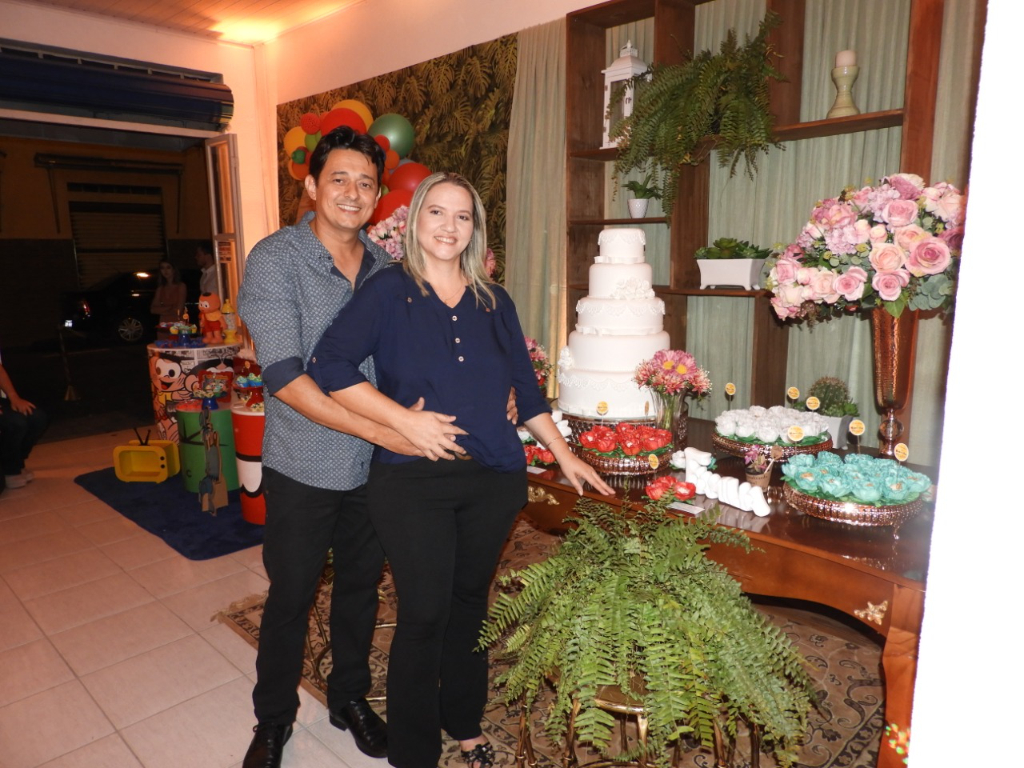 Fabiana Marconi e Juliano Marconi (Mãos de Fada Decorações) comemoraram no último dia 7, suas Bodas de Alexandrita, que resumindo significa 26 anos de casamento.  São anos vividos a dois onde reinou a   parceria, cumplicidade, respeito e acima de tudo amor, muito amor que se multiplicou a cada ano, somando agora 26 anos de união. Parabéns ao casal e que Deus consagre a cada ano essa união.