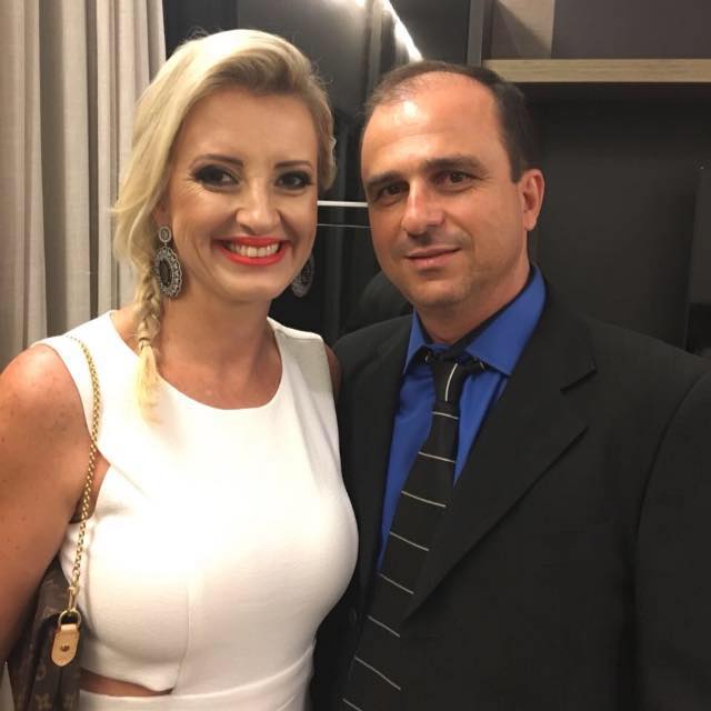 E o dia 9 amanheceu feliz para Raquel Polizeli, que fez aniversário. A data foi comemorada com muita alegria e a aniversariante foi alvo de cumprimentos dos amigos e familiares. O carinho especial ficou por conta do seu esposo, Ednaldo Polizeli, com ela na foto. Parabéns Raquel, chuva de bençãos na tua vida!