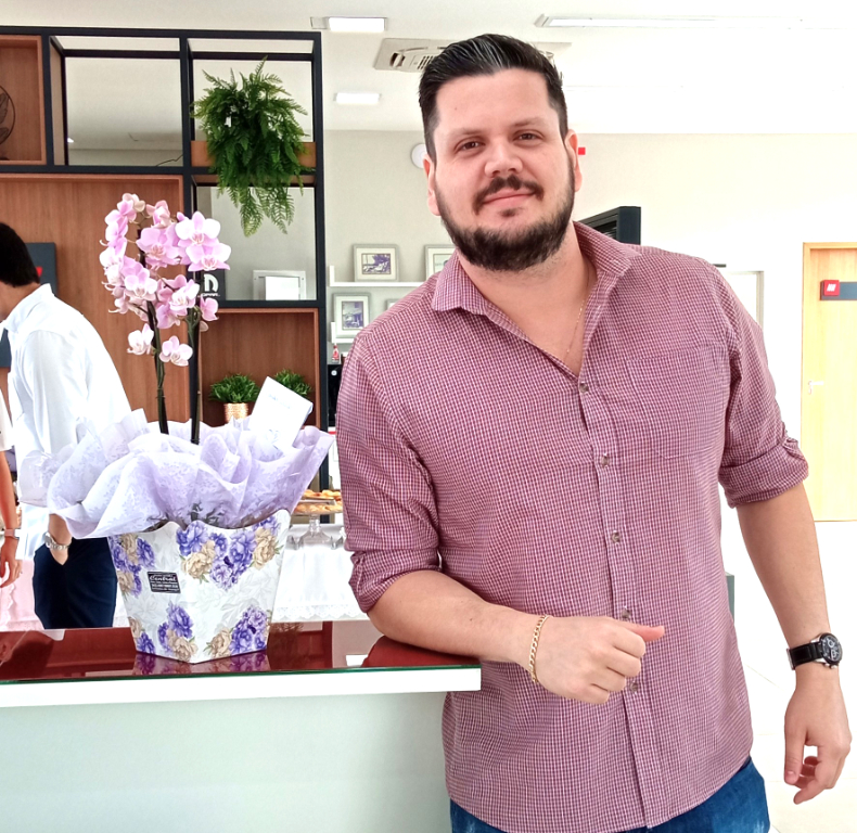 O dia de hoje é de homenagens e cumprimentos para o jovem empresário do ramo imobiliário, Marcus Paulo Maia dos Santos, diretor de expansão de negócios da 
Imobiliária Bem Viver. Ele comemora a data cercado pelo amor e carinho de seu pai Mário Luiz, de sua mãe Zilah e de seu irmão Fabio Luiz, que lhe desejam muita saúde, paz e felicidades. Parabéns, Marcus, desejamos que seu novo ano de vida lhe reserve agradáveis surpresas e lhe traga muita saúde, sucesso e muitas bênçãos
