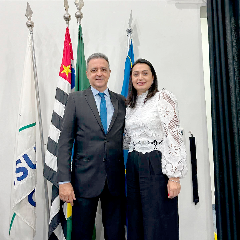 A Secretária da Cultura, Janaina Cristina, comemorou mais um ano de vida hoje, na última quarta-feira, 02 de abril e celebrou a feliz data cercada pelo carinho de seus amigos e familiares de quem recebeu os cumprimentos carregado de amor e carinho. Janaina compartilhou a alegria desta data ao lado de seu marido Luis Torrinha que ocupa a “pole position” na fila das felicitações para sua amada. Parabéns, Jana, que essa nova jornada seja mágica, reveladora e surpreendente em sua vida.