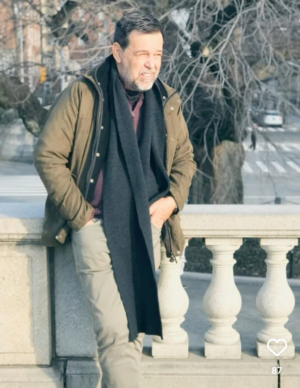 O advogado e ex-provedor da Santa Casa de Votuporanga dr. Roberto De Biazi será lembrado segunda (07) por seus amigos e familiares que reservam a data para parabenizar o feliz aniversariante. Ele ganha o carinho incondicional de sua esposa, Heloísa Portugal, de seus filhos Danielle e Beto Biazi, além de seu netinho Tom, genro e nora, que expressam todo o amor e afeto nesse dia tão significativo. Parabéns, Dr. Roberto! Que sua jornada seja sempre iluminada por bênçãos e felicidade e que Deus continue a abençoar sua vida com saúde, sabedoria e prosperidade.