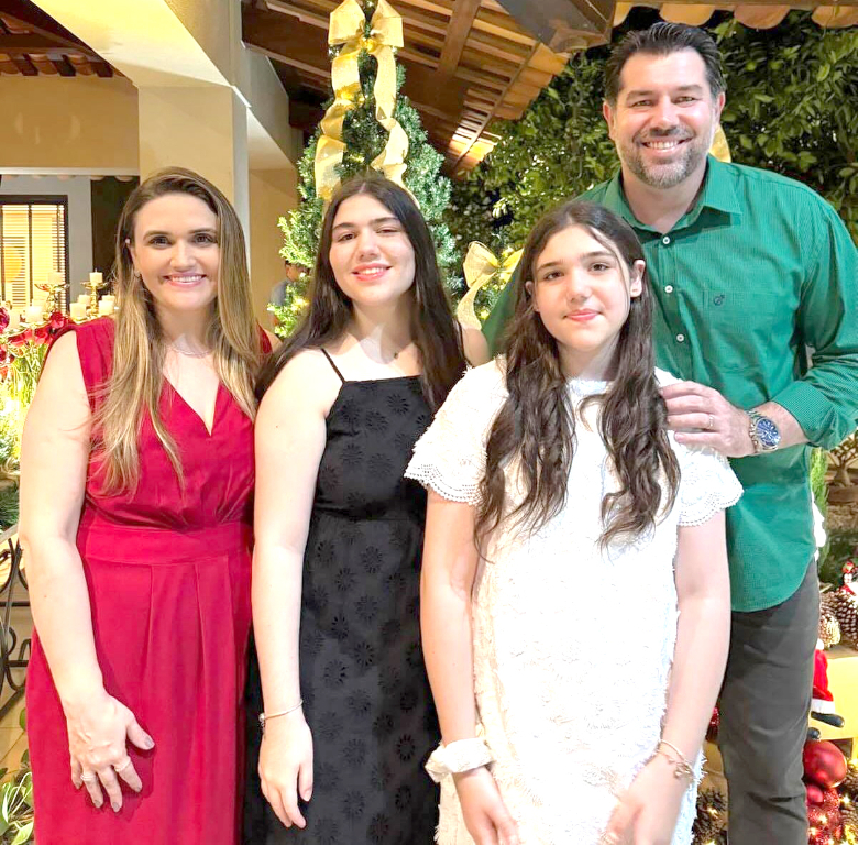 Amanhã, será um dia de celebração, alegria e bênçãos para a família Previato, que comemora o aniversário de um grande homem de Deus, o empresário e pastor Fábio Peviato, diretor-presidente da Construtora Previato. Fábio completa mais um ano de vida, e ao lado de sua esposa, Cristina Santos Previato, e suas queridas filhas, Gabi e Luisa, recebe o carinho e os abraços calorosos de amigos e familiares. Fábio, que Deus continue a iluminar seus passos, abençoando sua vida com ainda mais sabedoria, paz e felicidade. Que este novo ciclo seja repleto de realizações e que o Senhor continue a guiá-lo em cada jornada. Parabéns, Fábio, que o amor de Deus esteja sempre presente em sua caminhada.