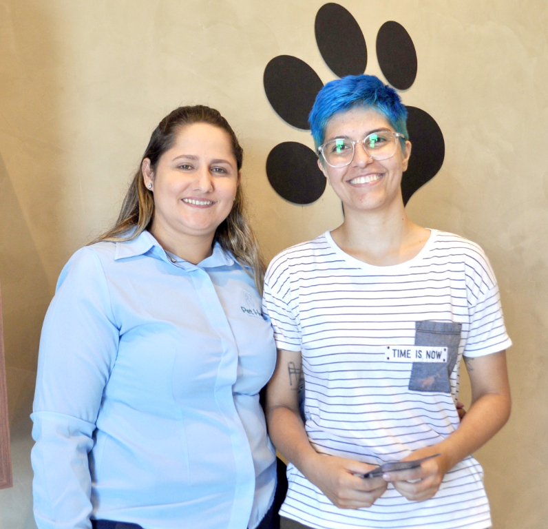 Eliana Aparecida da Silva, executiva do Pet Home Crematório e Ana Luísa Amaral, que esteve presente na inauguração desse mais novo empreendimento do Grupo Rosa Mística e que já garantiu o plano funerário para seus “Pets de estimação ”. É isso Ana Luísa, quem ama cuida