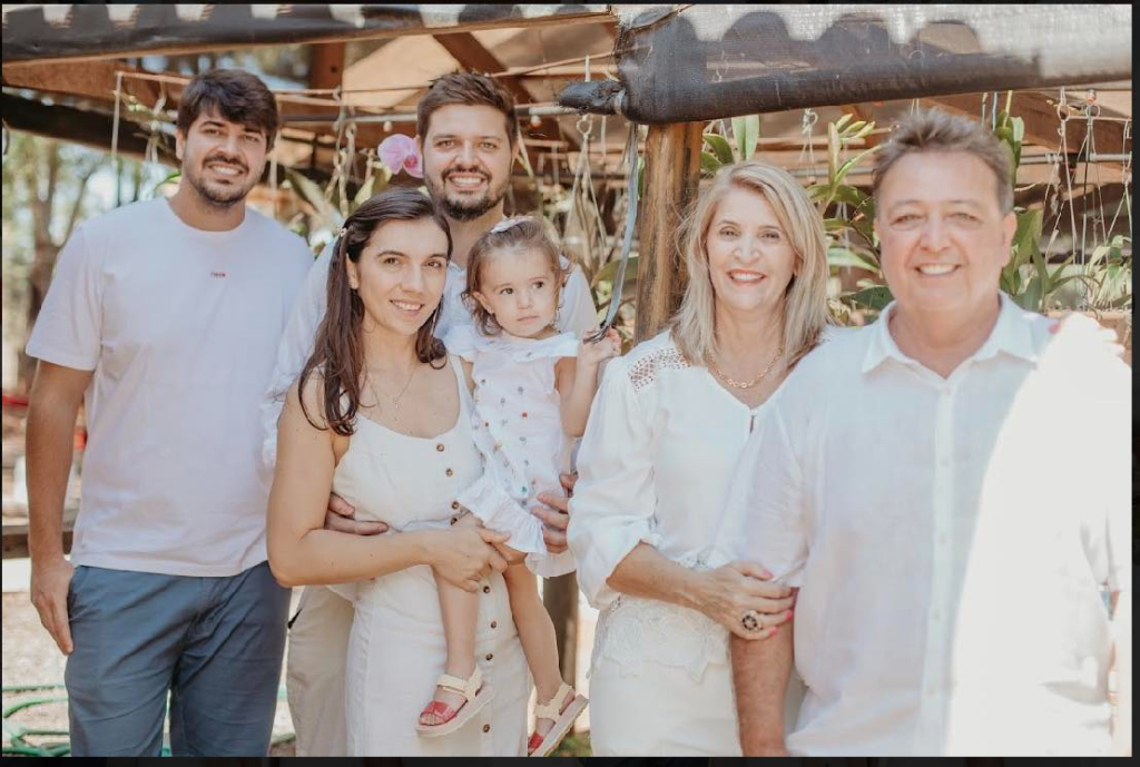 Sextou e sextou com festa para Claudia Arado Anzai que celebra mais um ano de vida hoje (19) e comemora seu dia especial ao lado de seu marido Carlos Anzai e juntinho de sua família de quem recebe todo o amor e carinho pelo dia festivo. Parabéns à feliz aniversariante, que este novo capítulo de sua vida seja repleto de amor, alegria, realizações e momentos memoráveis e que a vida lhe dê muitos bons motivos para manter esse sorriso lindo sempre estampado em seu rosto. Na foto Claudia ao lado de seu marido Carlos Anzai, seus filhos Gustavo e Arthur Anzai , sua nora Kamilla e sua adorável netinha Yasmin