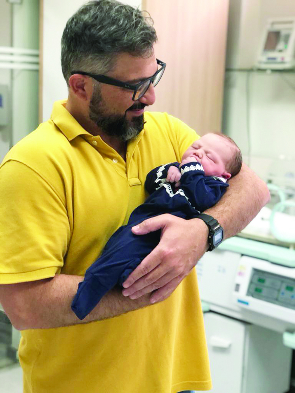 Dr. Hamilton Zungai é só paparicos ao falar da mais nova integrante da família,  a princesinha Maria Fernanda. A pequenina chegou e transbordou de amor  o coração da mamãe Débora Gaivano e também de sua irmãzinha Manoela. Seja bem vinda Maria Maria Fernanda!!!