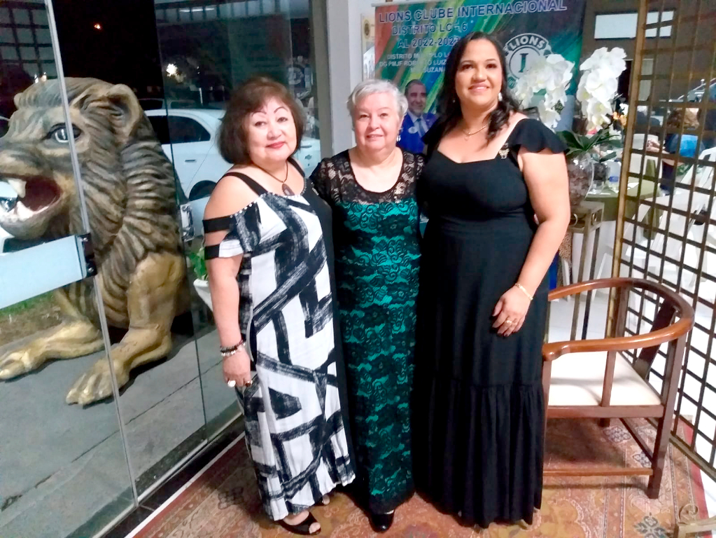 Toda a alegria e charme de Cecina Nobuco Yamanaka, Cidinha Damasceno e Maristela Maranho em noite festiva realizada pelo Lions Clube Votuporanga, lembrando que em julho Cecina toma posse e será a nova presidente do clube leonístico para a gestão 2023/2024