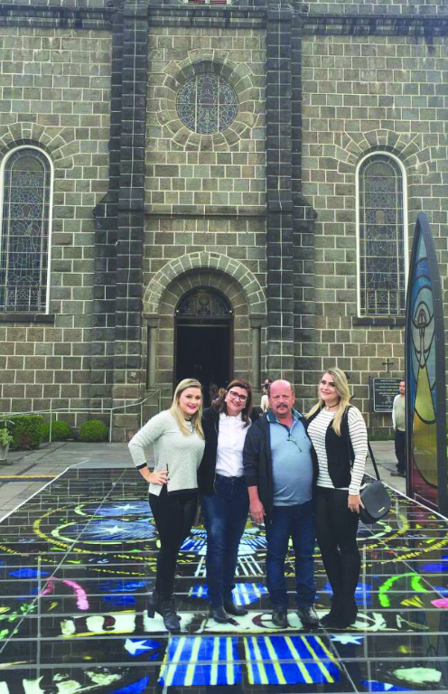 O industrial Luís Claudio Madalozzo (Estofados Vanessa) passa o dia recebendo abraços dos amigos pelo seu aniversário. “Que este dia de festa e comemoração seja repleto de alegria e muito amor. Feliz Aniversario!”, esses são os votos de sua esposa Célia e filhas Vanessa e Renata
