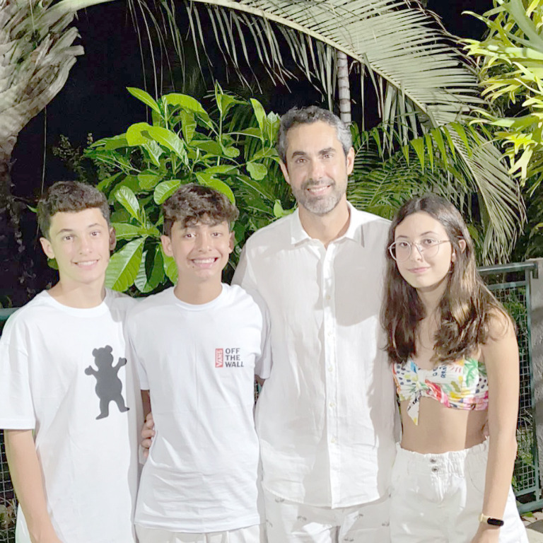 Dia de festa e alegria hoje para Ricardo Demétrio, que completa mais um ano de vida. A data será celebrada com muita alegria por sua família e amigos e o carinho especial ele ganha de seus filhos trigêmeos; Luiza, Rafael e Eduardo. Parabéns e que a alegria de comemorar mais um ano de vida torne esse dia ainda mais alegre!