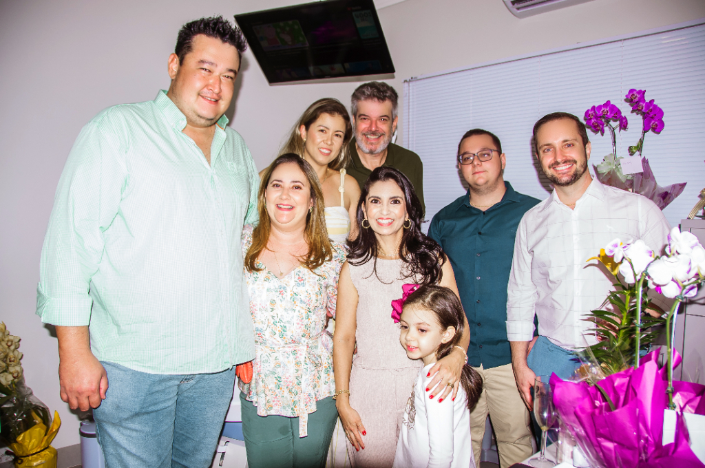 Um registro especial dos amigos que foram prestigiar a inauguração do novo espaço de atendimento da dentista Ana Kely Galo, que atende agora no Espaço Carrara. Na foto, os amigos Daniel Hara e sua esposa Rafaela Hara, Camila Hara e seu marido Fernando Barcellos, Ana Kelly e sua sobrinha Laura, Dr. Márcio Bolonhez e seu sobrinho.