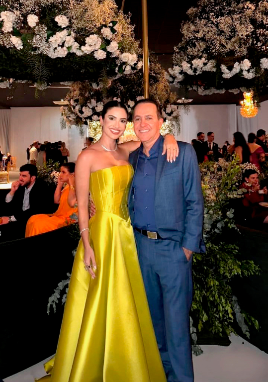 A linda e deslumbrante Daiany Beleza, acompanhada de seu marido, Roberto Beleza, marcando presença no casamento de Bruna Rodolfo e Daniel Cucarola, celebrando o amor e a felicidade deste dia tão especial. A elegância do casal chamou atenção, irradiando charme e sofisticação. Foi uma noite memorável, repleta de emoção, alegria e momentos inesquecíveis compartilhados entre amigos e familiares.