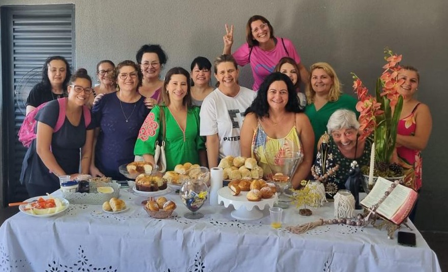 A Comunidade Pater Noster aproveitou o "8 de Março" para homenagear mulheres muito especiais. As convidadas se deliciaram num café da manhã com as maravilhas produzidas pelos e voluntários. Além das roscas e pães já tradicionais, foram servidas as novidades: Colomba Pascal e Sonhos. Hummmmmm! Quem quiser colaborar com o projeto que oferece leite, pão e cestas básicas a famílias carentes com crianças, pode encomendar sua delícia pelo telefone: (17) 99639 – 2868. A entrega é grátis!