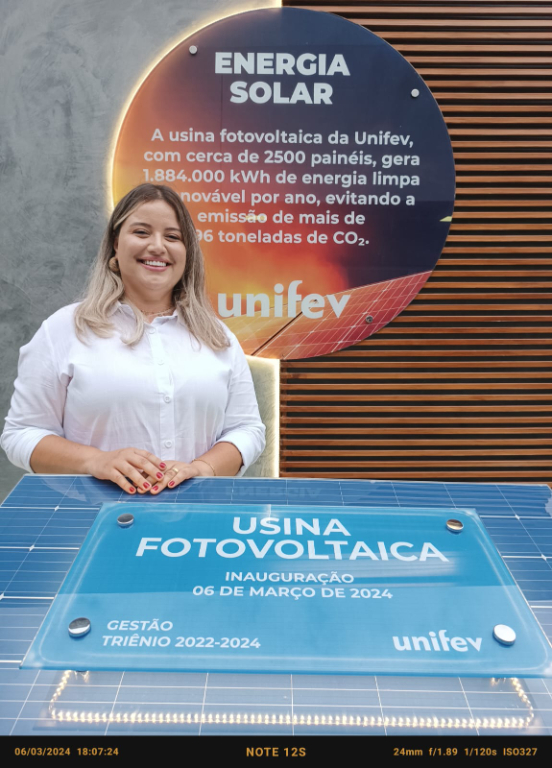 Denise do Amaral, Gestora de Obras e Engenheira responsável pelo projeto de instalação da usina de energia fotovoltaica na UNIFEV, presente na tarde do último dia 7, quando se deu a cerimônia de inauguração na quadra do Centro Universitário de uma das maiores usinas fotovoltaicas da região. Denise recebeu os cumprimentos do Dr. Douglas Gianotti, presidente da instituição de ensino, pela realização desse projeto, e até o prefeito Jorge Seba disse em seu discurso que se sente orgulhoso em ver mulheres talentosas ocupando lugares que outrora eram ocupados apenas por homens. Parabéns, Denise, por sua brilhante atuação no comando do Departamento de Engenharia da UNIFEV.