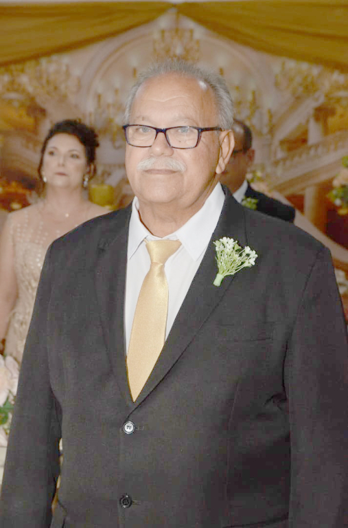 E hoje é dia de parabenizar Clineu Almeida Camargo que completa mais um ano de vida e comemora a alegria desta data juntamente à sua família e amigos. O carinho especial ele recebe de sua esposa Edna Moreno, que lidera a fila das felicitações. Parabéns ao feliz aniversariante, muita saúde e sucesso em sua jornada de vida