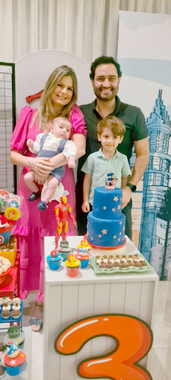 José Luiz Fileto e sua mulher Rute rumaram dia desses para a cidade de São Paulo, onde, juntos da filha Mariana e do genro Patrik Bagne, se uniram em coro para cantar os “parabéns a você” em homenagem ao netinho Fillipo Fileto Bagne, que comemorou seus 3 aninhos de vida. Parabéns ao Fillipo e que Papai do Céu lhe conduza nos caminhos do amor e da felicidade